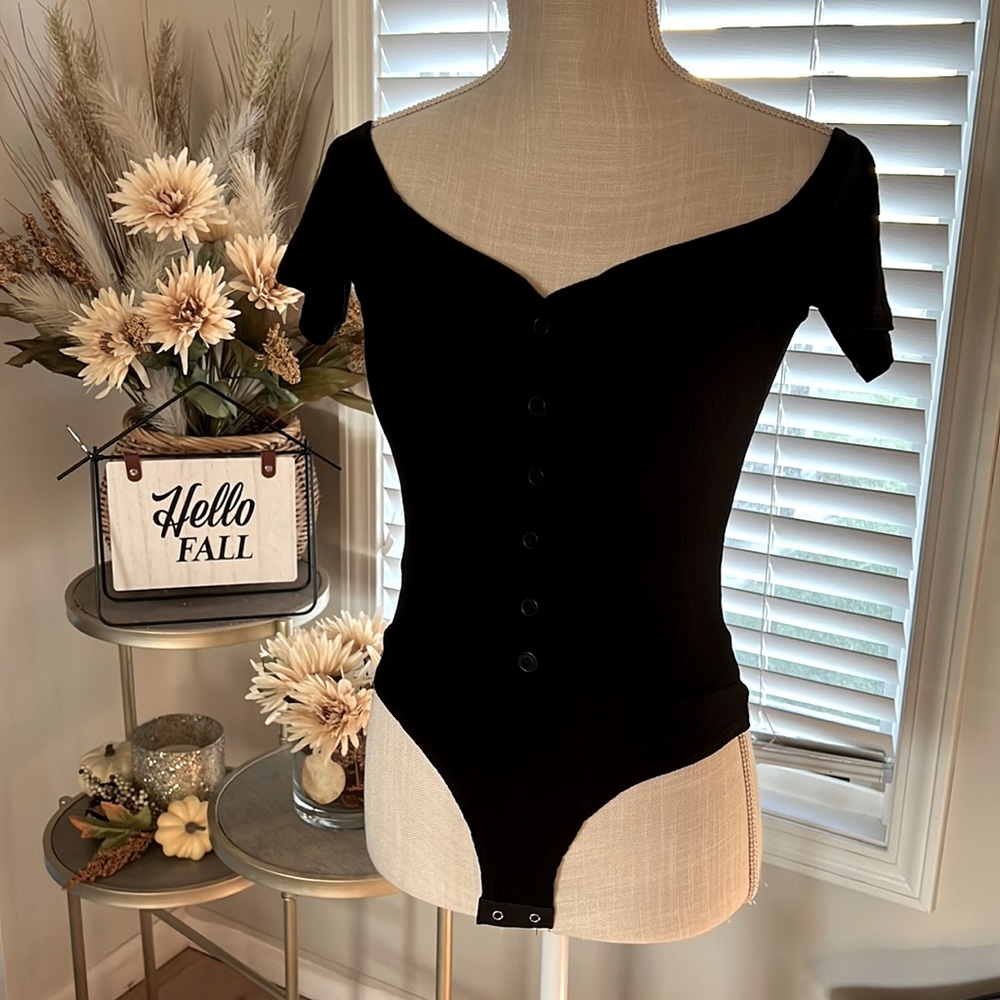 NWT Black Bodysuit - Wide Shoulder. Size Large- Runs Small
